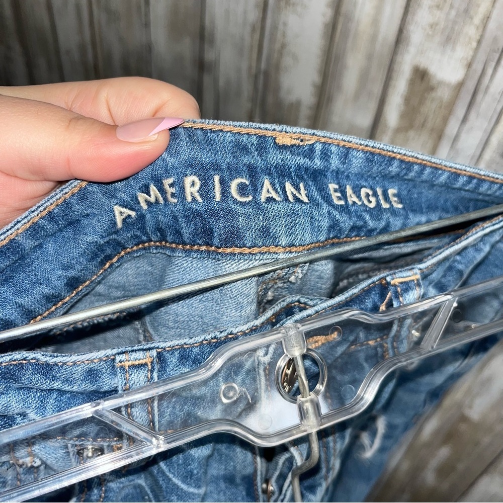 American Eagle Tomgirl High Rise Button Distressed Regular Wash Women’s 6 Long - Picture 7 of 9